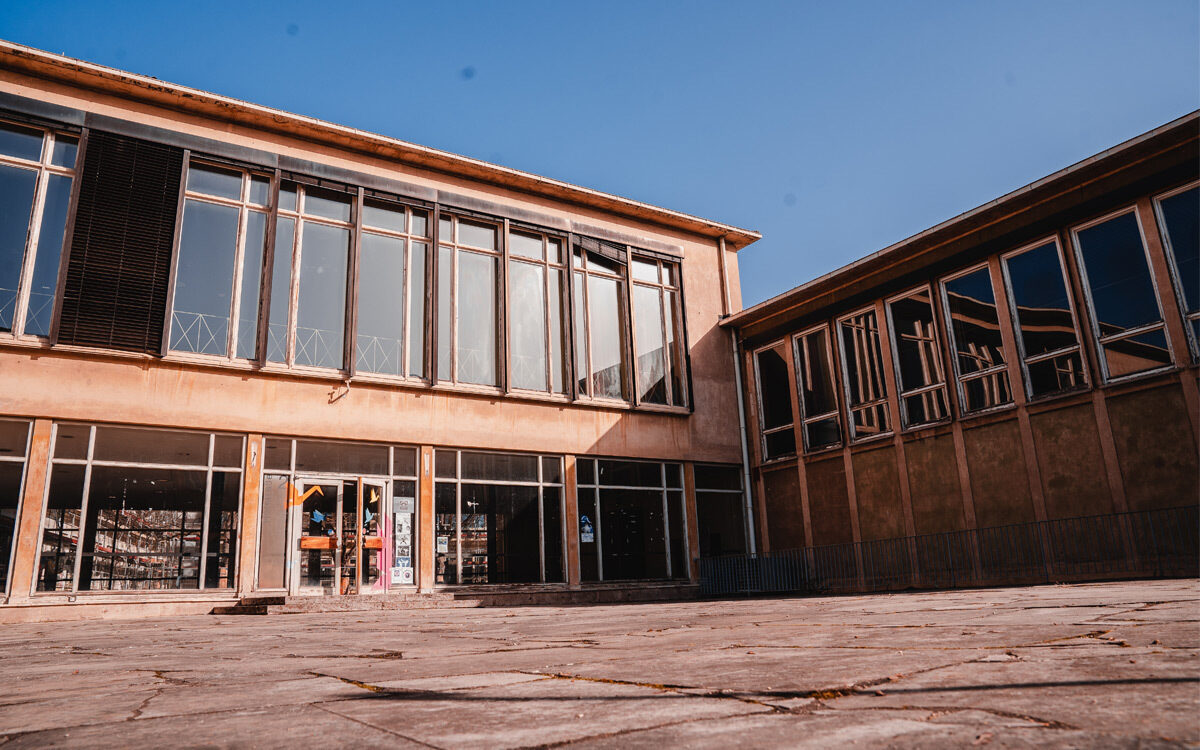 Das MOZ Mozart Gymnasium Hofstraße in Würzburg zu sehen ist der Innenhof mit Eingang Das MOZ Mozart Gymnasium Hofstraße in Würzburg zu sehen ist der Innenhof mit Eingang